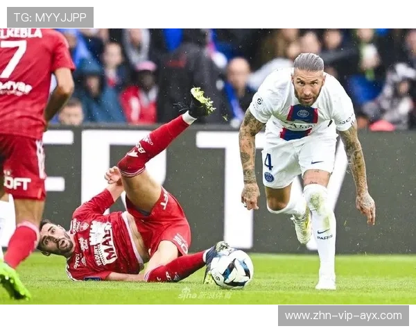 内马尔花式脚法晃倒后卫，助攻梅西轻松推进